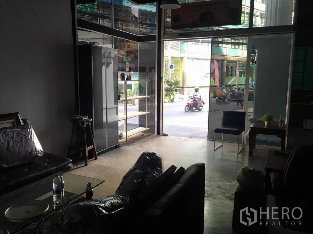 Retail Space for rent in Khlong Toei, Bangkok - Open-plan retail interior with polished concrete floor and wide glass storefront opening to the street.