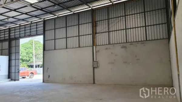 货栈 出租在Pathum Thani - 仓库内部，高挑钢结构屋顶，混凝土地面，带宽幅装卸大门。