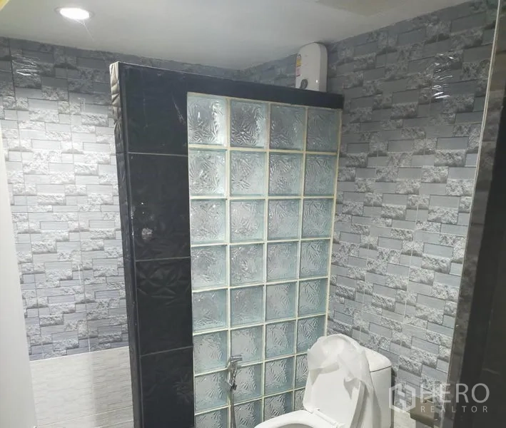 บ้าน ให้เช่าในWatthana, Bangkok - ห้องน้ำก่อฉากบล็อกแก้ว กระเบื้องลายหินโทนเทา โถสุขภัณฑ์ และเครื่องทำน้ำอุ่น