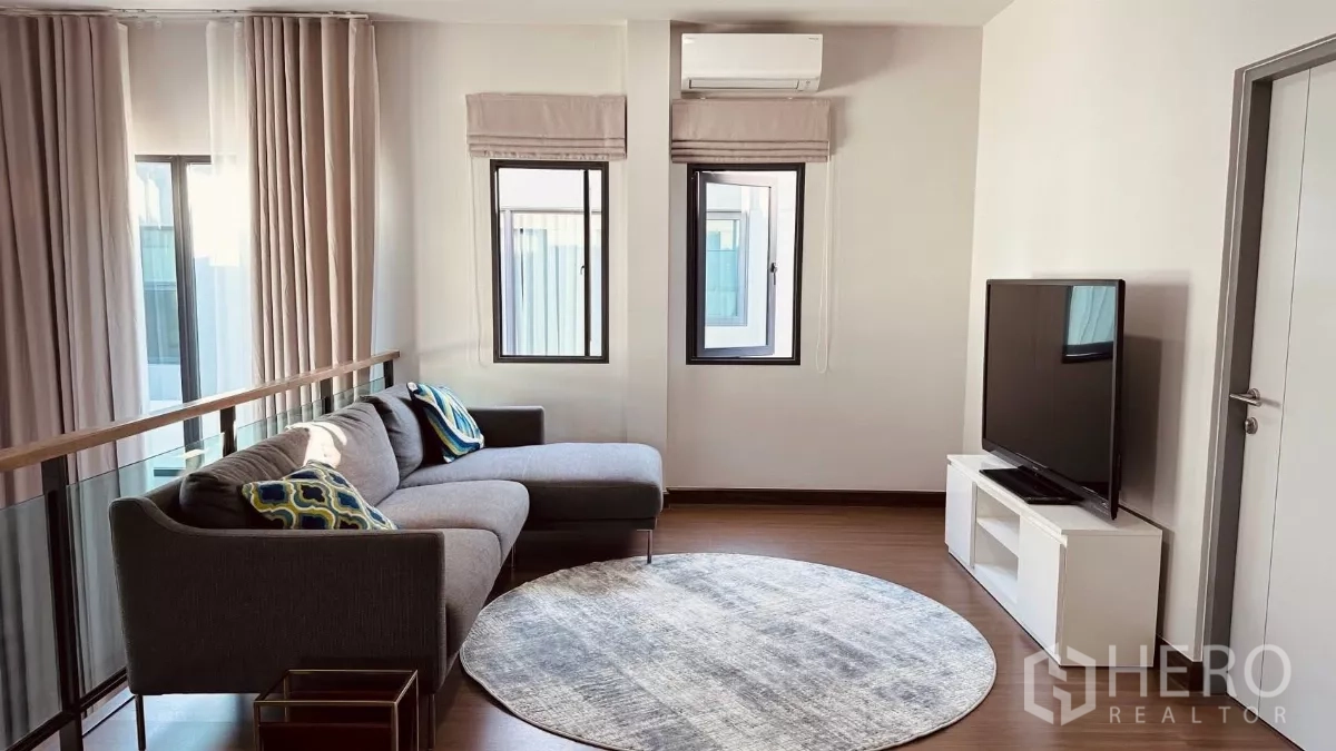 บ้าน ให้เช่าในBang Phli, Samut Prakan - ห้องพักผ่อนครอบครัวพร้อมทีวีและพรมกลม รับแสงธรรมชาติ