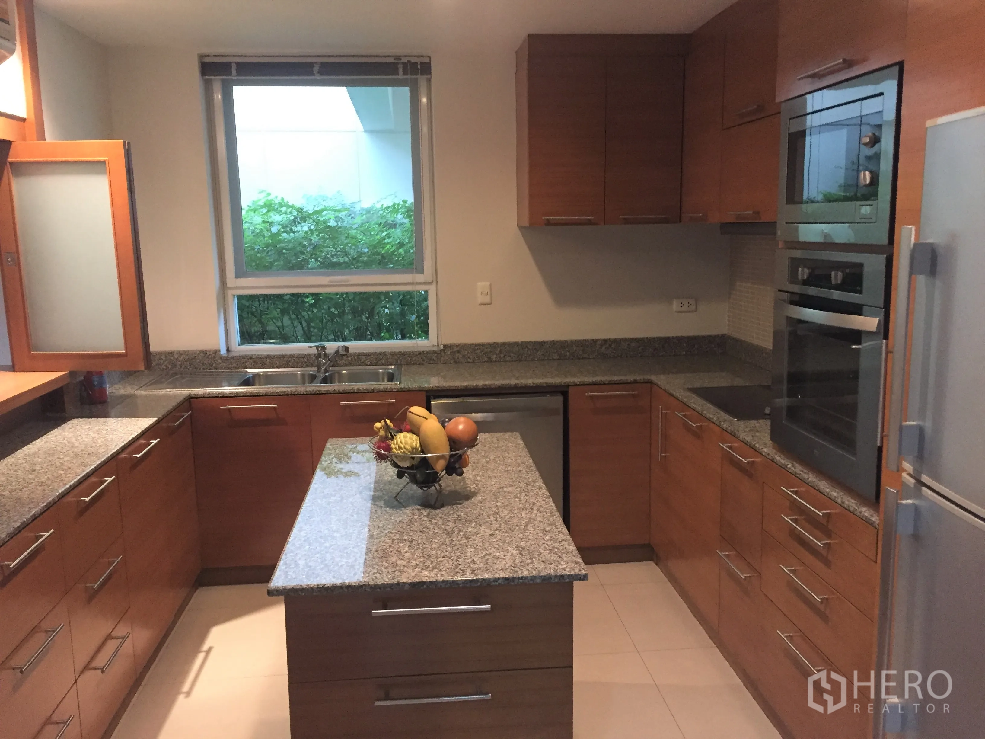 Detached House for rent in Watthana, Bangkok - Fully fitted kitchen with granite countertops, center island and built-in oven.