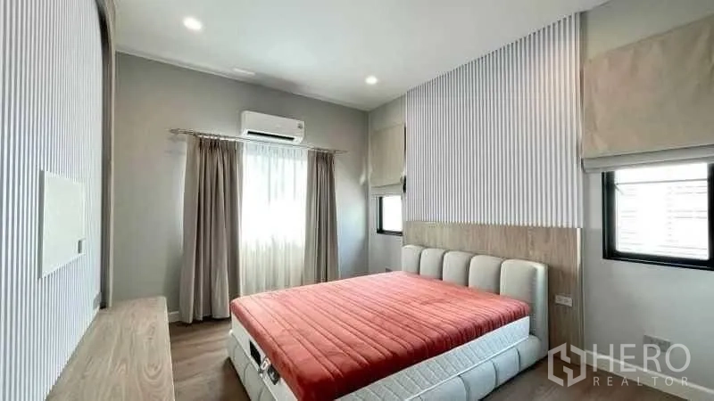 独栋房屋 for rent or sale in Bang Phli, Samut Prakan - 明亮卧室，设床、窗帘与空调