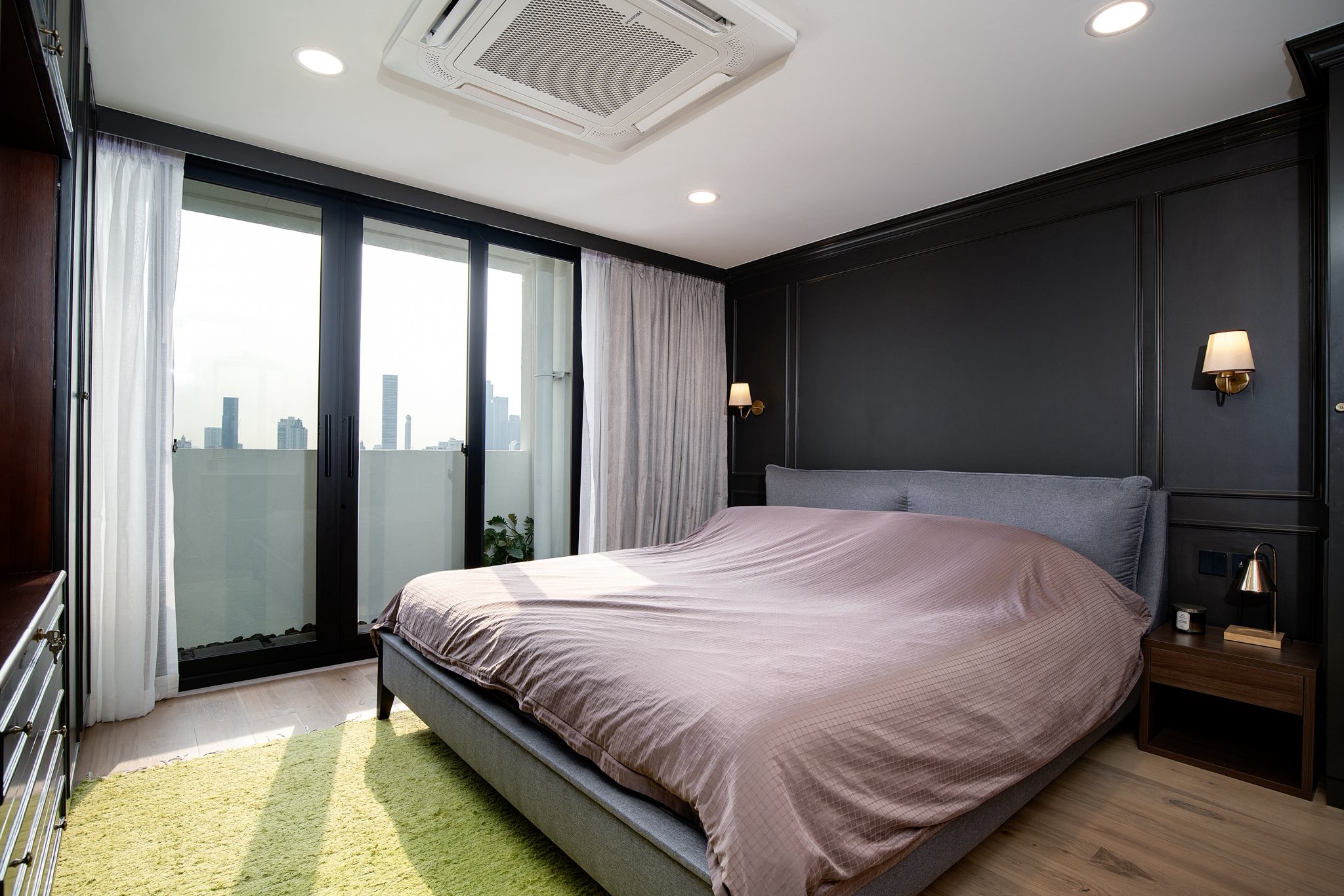 คอนโด ให้เช่าในWatthana, Bangkok - ห้องนอนหลัก เตียงใหญ่ ประตูกระจกเปิดสู่ระเบียง เห็นวิวเมือง