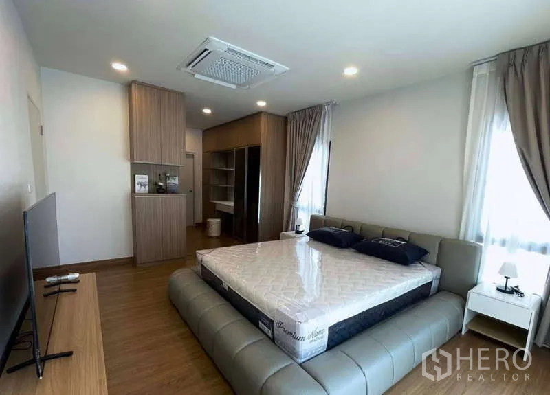 บ้าน ให้เช่าในBang Phli, Samut Prakan - ห้องนอนใหญ่พร้อมเตียงคิง ตู้เสื้อผ้าบิวท์อิน และแอร์แบบฝังฝ้า