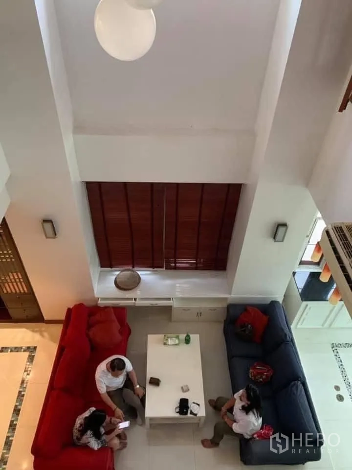 ทาวน์เฮาส์ for rent in Watthana, Bangkok - ห้องนั่งเล่นเพดานสูงสองชั้น มีโซฟาสองตัวและโต๊ะกลาง มุมมองจากชั้นบน