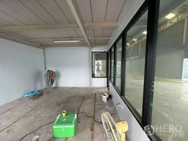 คลังสินค้า ให้เช่าในPak Kret, Nonthaburi - ห้องออฟฟิศชั้นล่าง กระจกบานใหญ่มองเห็นพื้นที่โกดัง