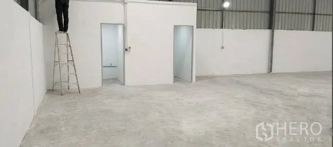 Warehouse for rent in Mueang Samut Sakhon, Samut Sakhon - Interior area with partitioned rooms and service doorways inside the warehouse.