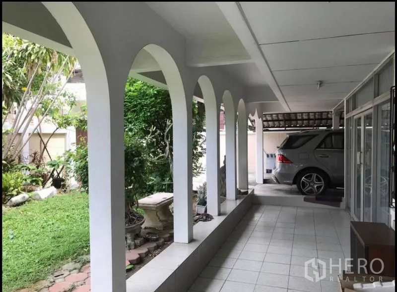 带办公室的家 出租在Suan Luang, Bangkok - 拱廊式有顶露台望向花园，并设有车棚停车位。