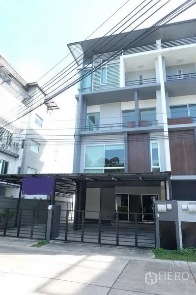 带办公室的家 出租在Wang Thonglang, Bangkok - 曼谷Wang Thonglang现代四层住办合一外观，带大门与停车位