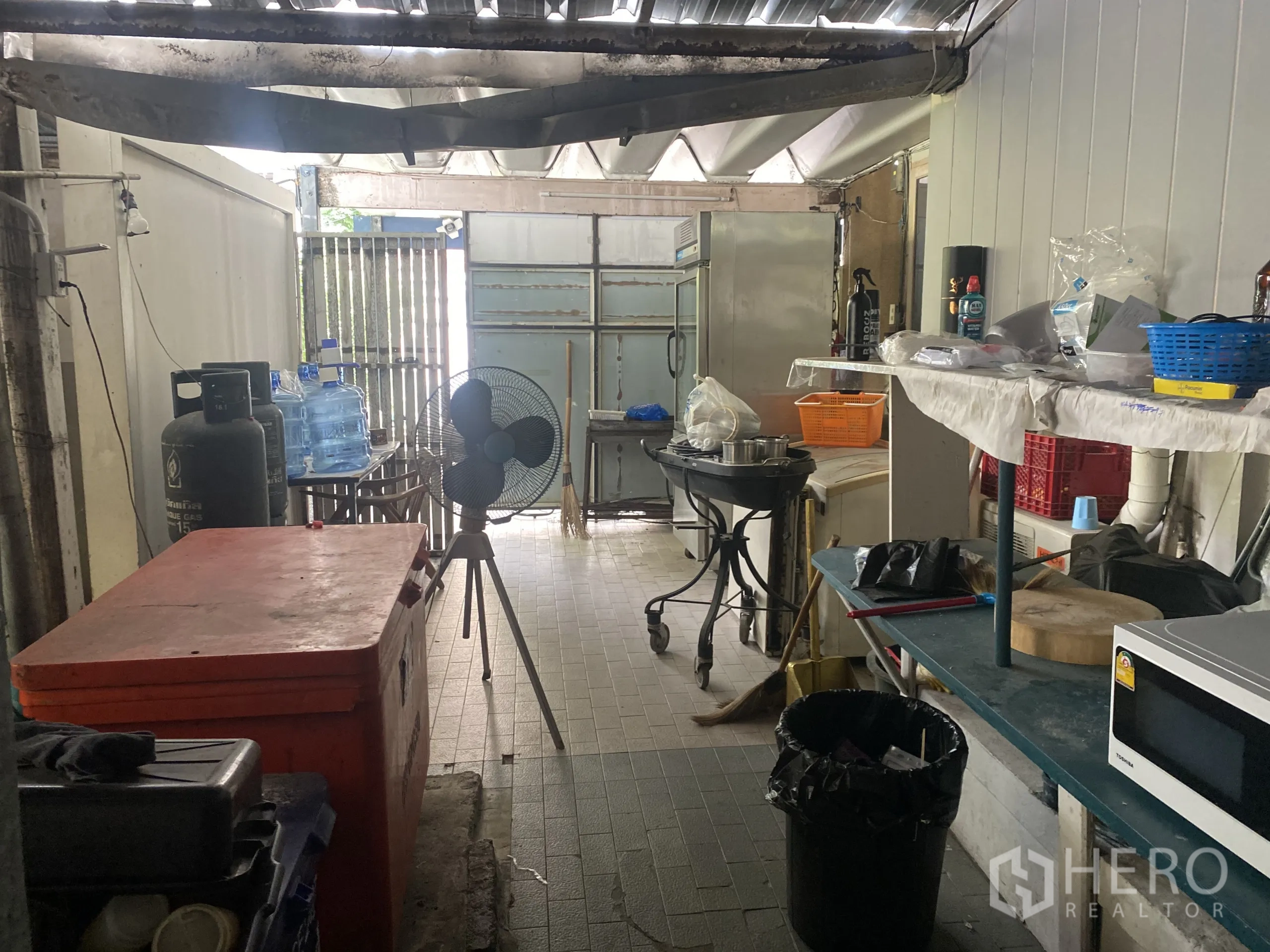 Retail Space for rent in Watthana, Bangkok - Back-of-house prep area with refrigerators, fan and storage space.