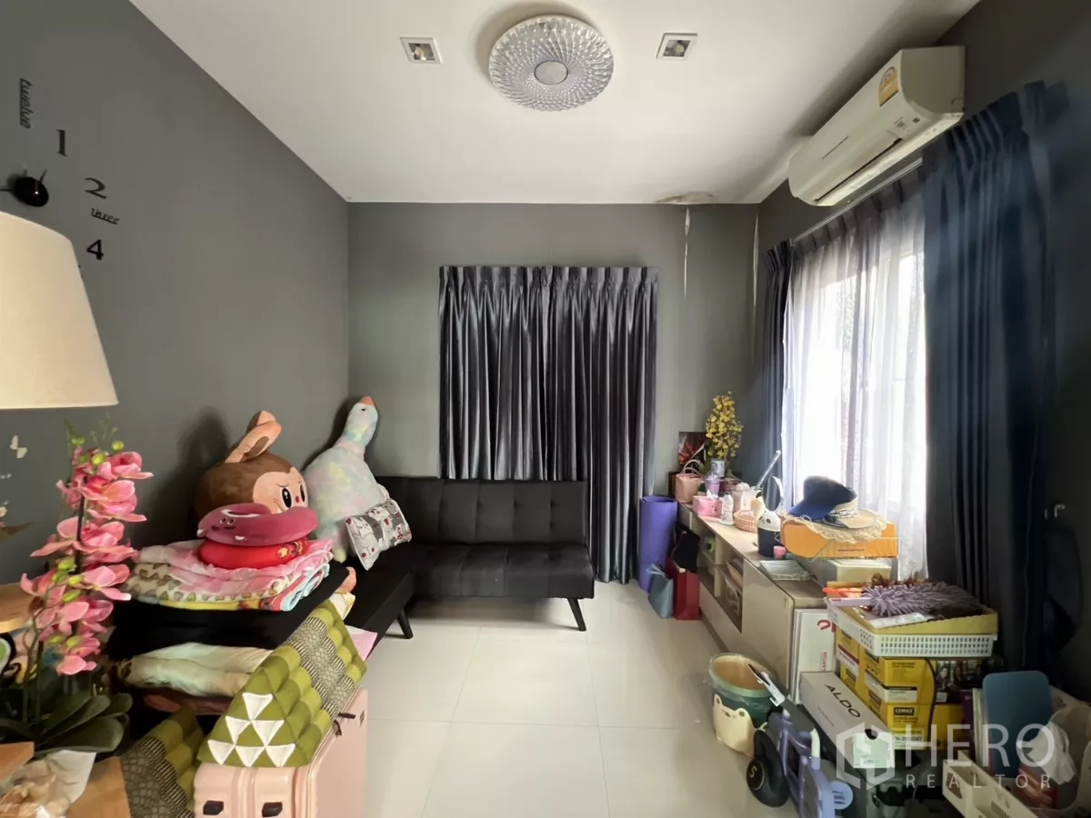 独立式住宅 出租或出售在Lat Krabang, Bangkok - 多功能房，设窗户、空调与沙发