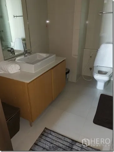 คอนโด ให้เช่าในWatthana, Bangkok - ห้องน้ำสไตล์โมเดิร์นพร้อมอ่างล้างหน้า ตู้ใต้อ่าง กระจกบานใหญ่ และโถสุขภัณฑ์