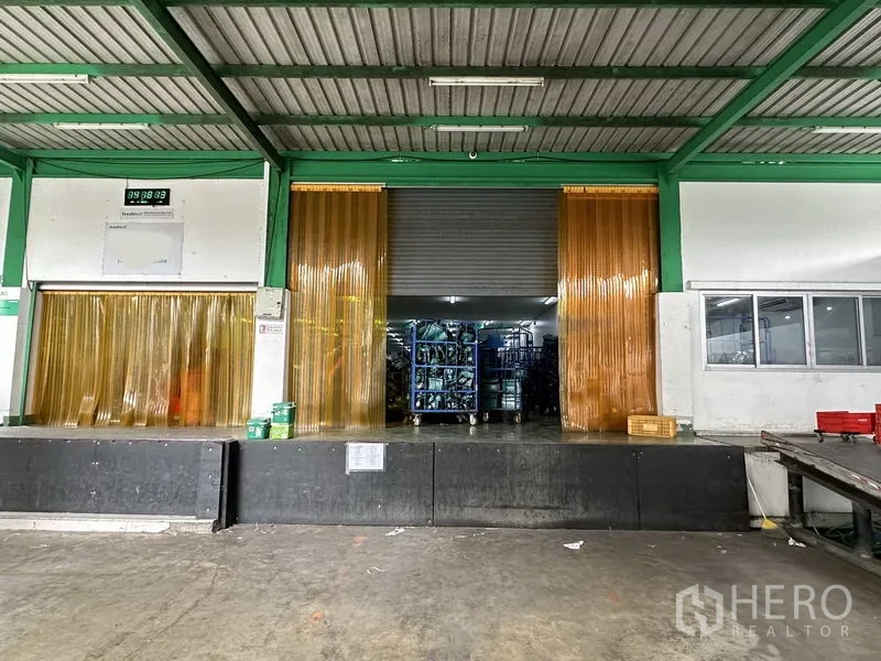 工厂 出租在Lat Krabang, Bangkok - 抬高装卸月台配透明软帘与卷闸门，通往冷藏仓库。