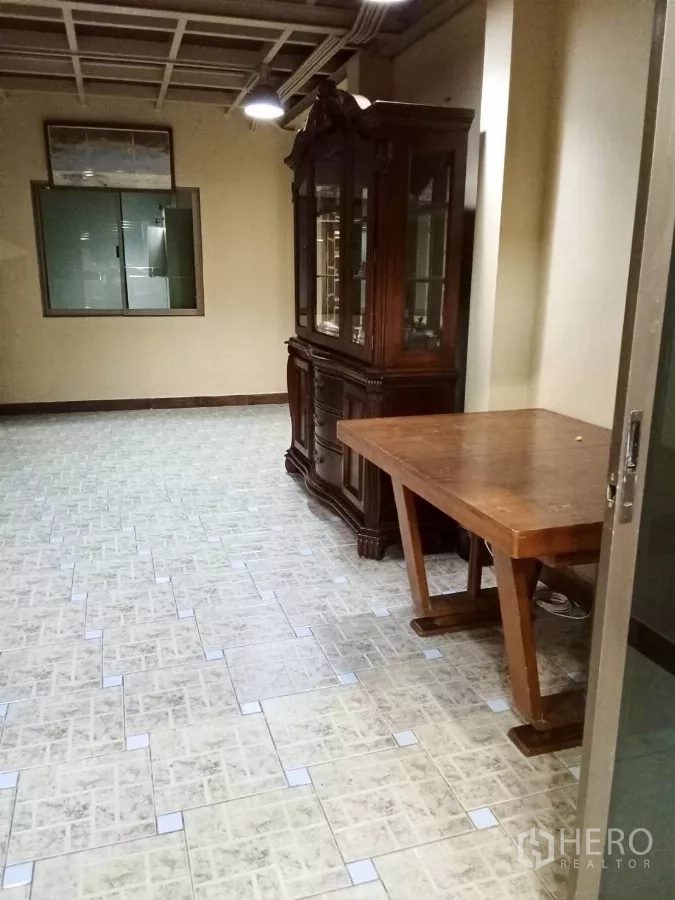 Home Office for rent in Lat Phrao, Bangkok - Workspace with tiled floor, ceiling track lights and wooden table