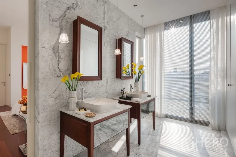 公寓 出售在Watthana, Bangkok - 采光充足的浴室，通体大理石墙面，双台盆与大窗户。