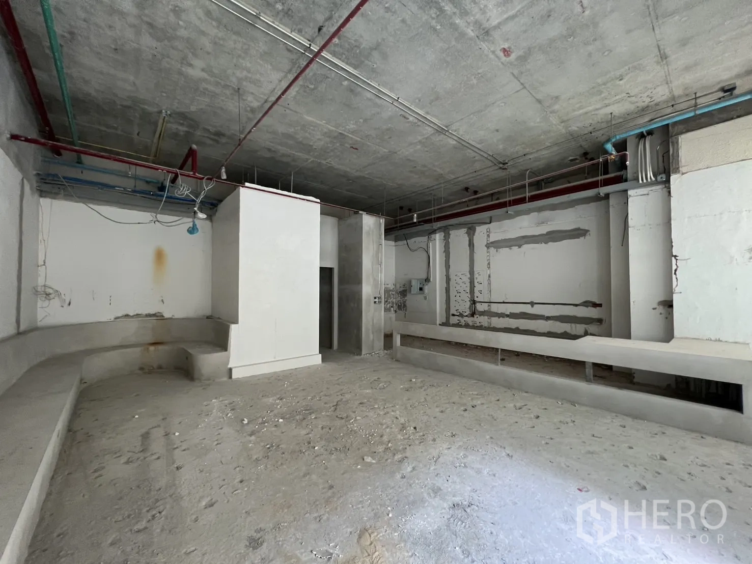 零售空间 出租在Khlong Toei, Bangkok - 后部视角，挑高天花、混凝土座台与设备井