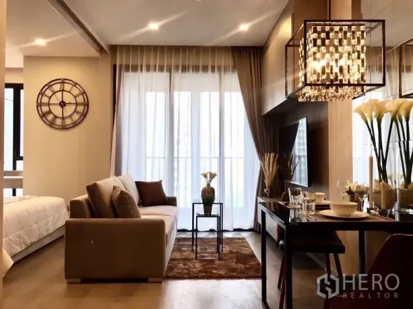 คอนโด ให้เช่าในWatthana, Bangkok - ห้องนั่งเล่นและรับประทานอาหารสไตล์โมเดิร์นพร้อมโคมระย้าและประตูกระจกเต็มบาน