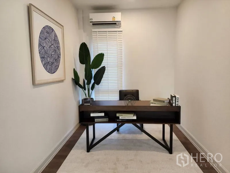 独立式住宅 出租或出售 - 明亮书房，深色书桌、墙面装饰画与百叶窗