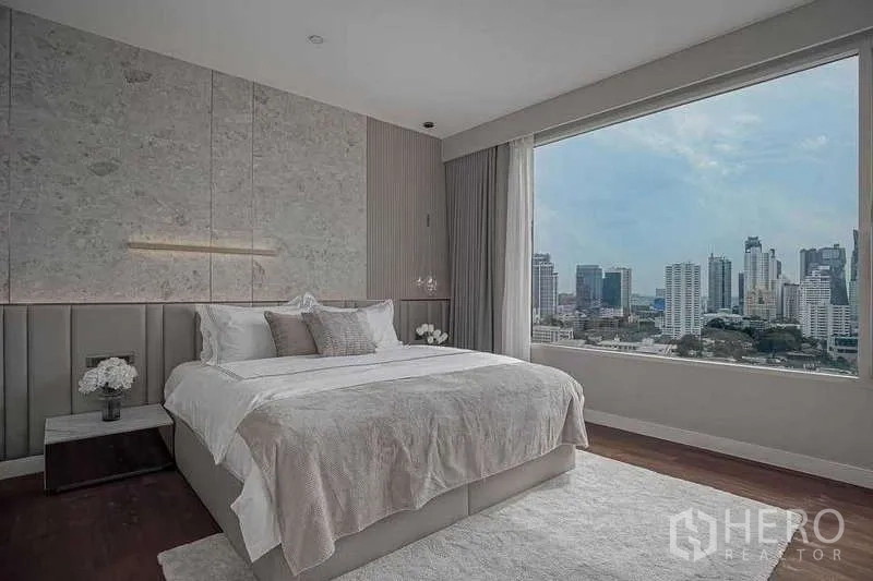 公寓 出租或出售在Watthana, Bangkok - 主卧配特大床与巨幅观景窗俯瞰城市。