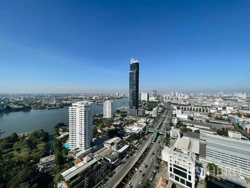 คอนโด ให้เช่าหรือขายในBang Kho Laem, Bangkok - ภาพวิวมุมสูงย่านบางคอแหลมและโค้งแม่น้ำเจ้าพระยาใต้ท้องฟ้าใส.