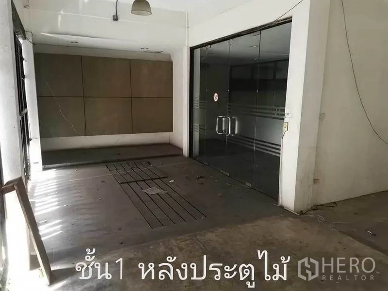 带办公室的家 出租在Khlong Toei, Bangkok - 一层大堂，双扇玻璃门与凹槽装饰墙面。