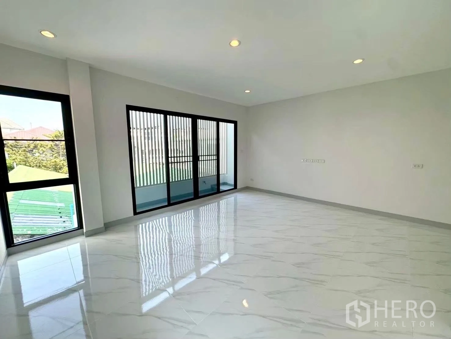 家庭办公室 for rent in Wang Thonglang, Bangkok - 宽敞房间，巨幅推拉窗通向阳台。