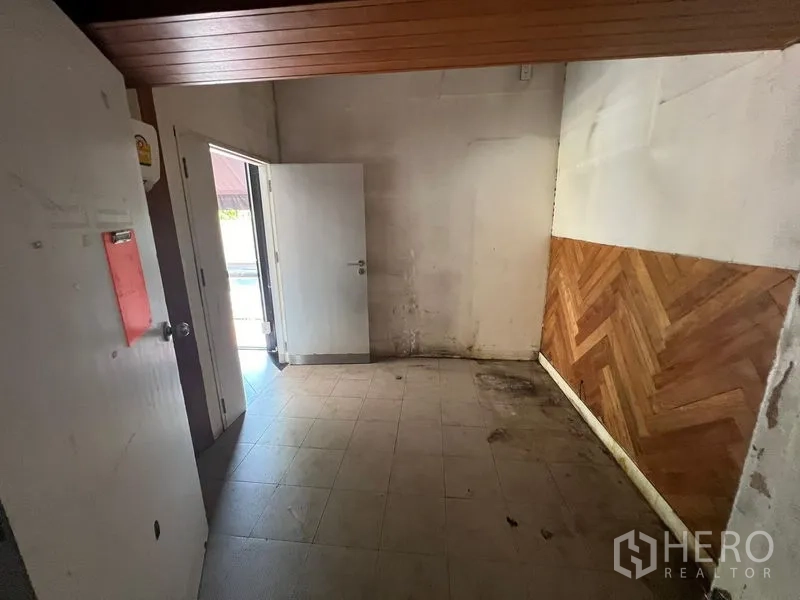 Retail Space for rent in Bang Rak, Bangkok - Secondary storage room with tiled floor and partial wood paneling.