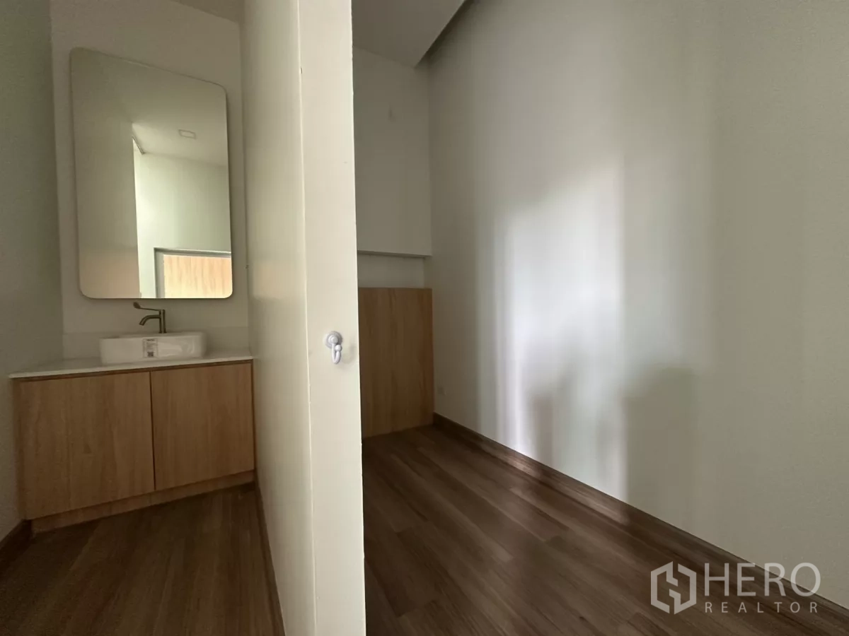 Retail Space for rent in Phra Khanong, Bangkok - Bright consultation room featuring large wall mirror and basin cabinet.