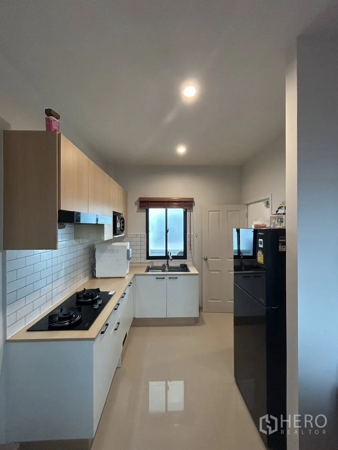独立式住宅 出租在Khlong Sam Wa, Bangkok - 封闭式现代厨房，白色橱柜、燃气灶与家电
