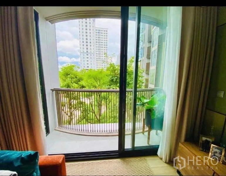คอนโด ให้เช่าในWatthana, Bangkok - ระเบียงโค้งพร้อมประตูกระจกบานเลื่อน มองเห็นสวนสีเขียวระหว่างอาคาร