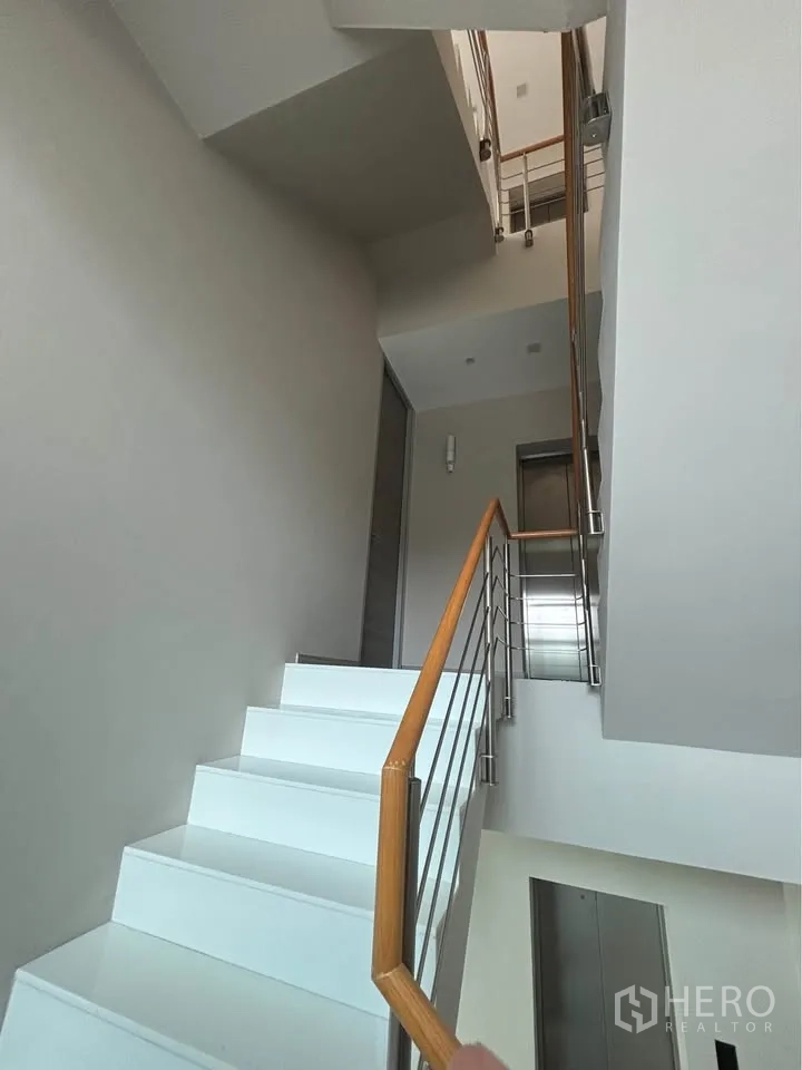 家庭办公室 for rent or sale in Suan Luang, Bangkok - 采光充沛的长廊，整面玻璃墙与亮面地面。