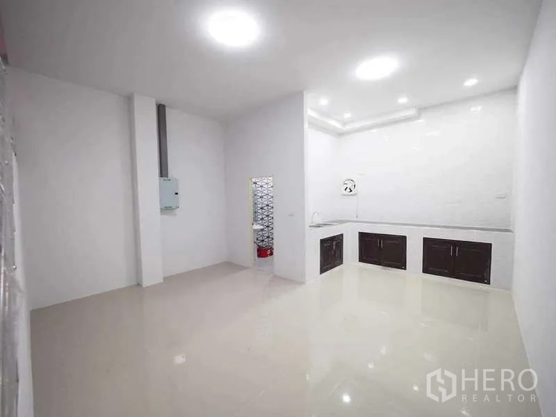 货栈 出租或出售在Krathum Baen, Samut Sakhon - 茶水间区域，白色操作台、水槽并连通瓷砖卫生间。