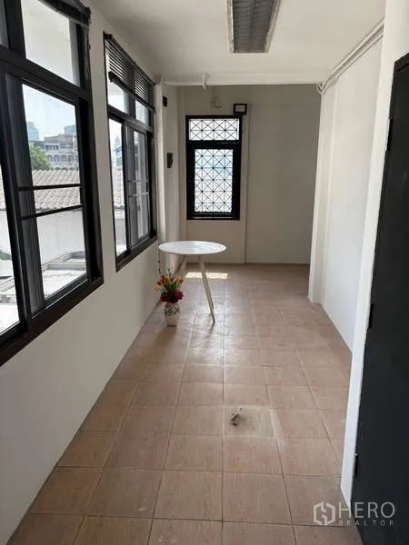 办公空间 出租在Khlong Toei, Bangkok - 采光良好的走廊，有窗户与小圆桌，可望社区景。