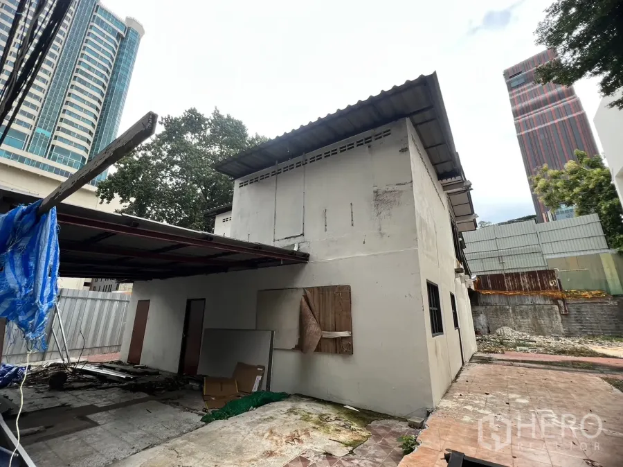 零售空间 出租在Watthana, Bangkok - 低层建筑与院落，周边可见素坤逸核心区高楼。