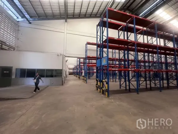 Warehouse for rent in Mueang Samut Prakan, Samut Prakan - Spacious warehouse interior featuring heavy-duty pallet racking and wide forklift aisles.