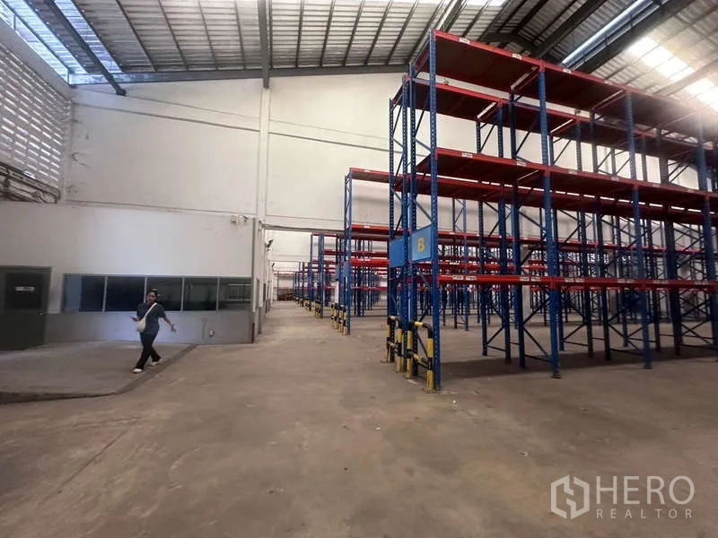 Warehouse for rent in Mueang Samut Prakan, Samut Prakan - Spacious warehouse interior featuring heavy-duty pallet racking and wide forklift aisles.