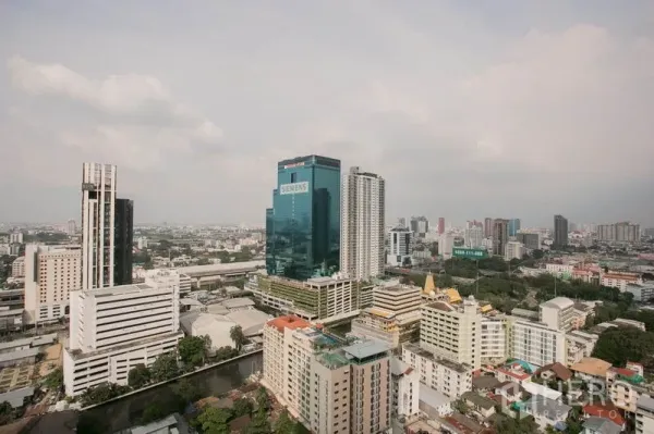 公寓 出租或出售在Watthana, Bangkok - 从高层公寓俯瞰素坤逸一带的全景城市景观。