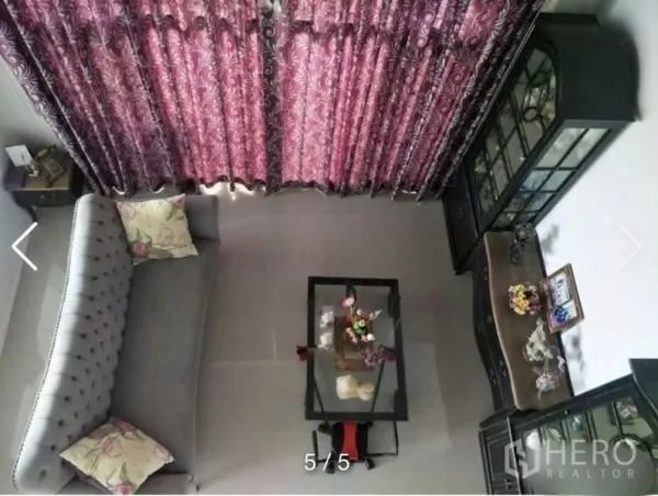 Detached House for rent or sale in Lat Krabang, Bangkok - Cozy sitting nook with tufted sofa, glass coffee table and display cabinets.