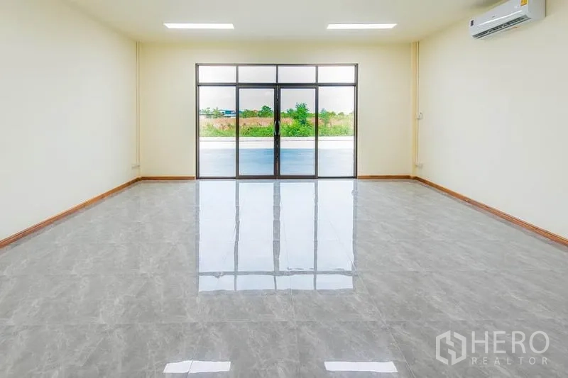 โรงงาน ขายในBang Sao Thong, Samut Prakan - ออฟฟิศหน้าบ้านแบบเปิดโล่ง ผนังกระจกเต็มบาน พื้นเงา และเครื่องปรับอากาศ