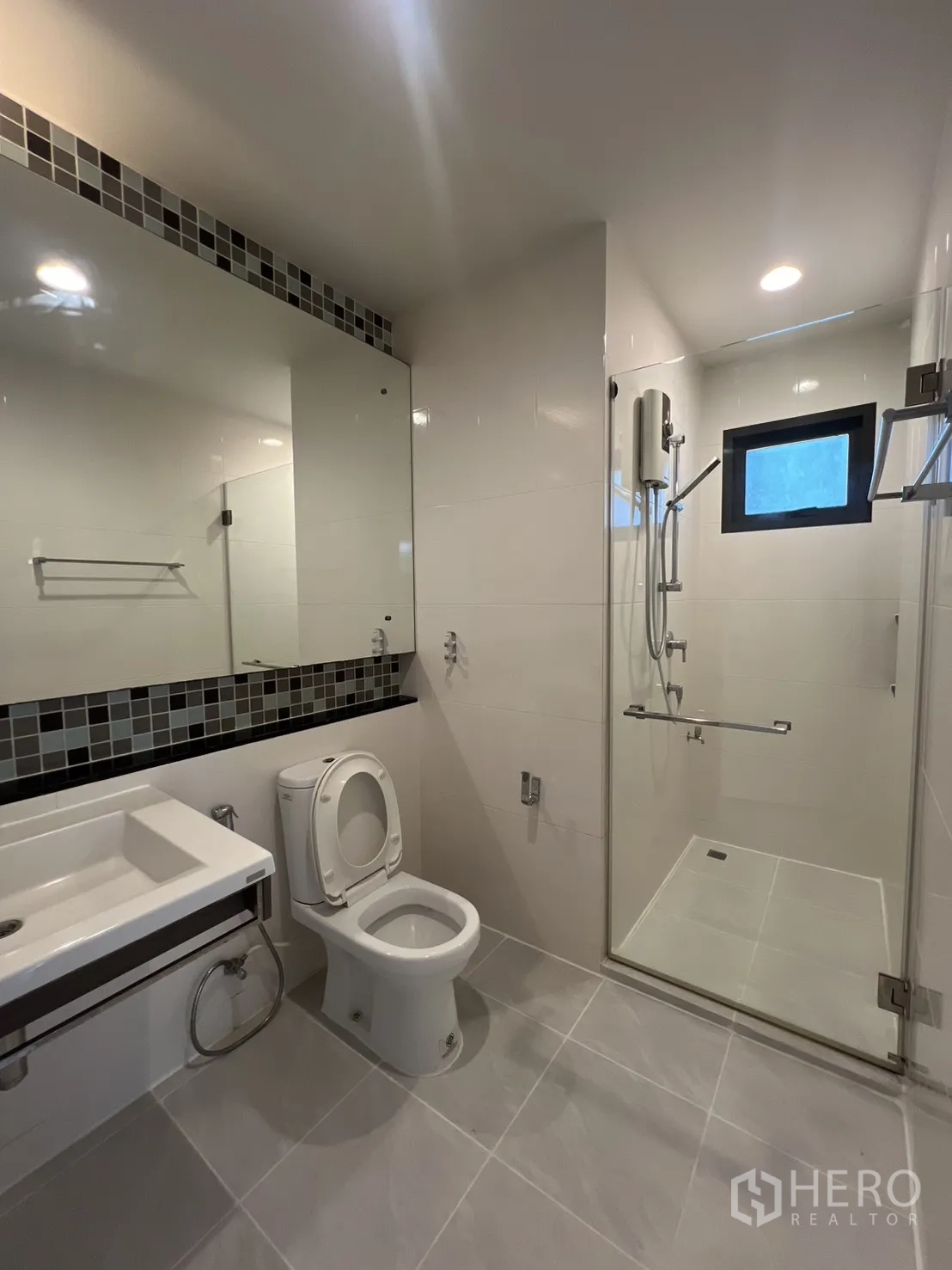 Detached House for rent in Bang Kapi, Bangkok - Staircase landing with pendant lights and a tall window.