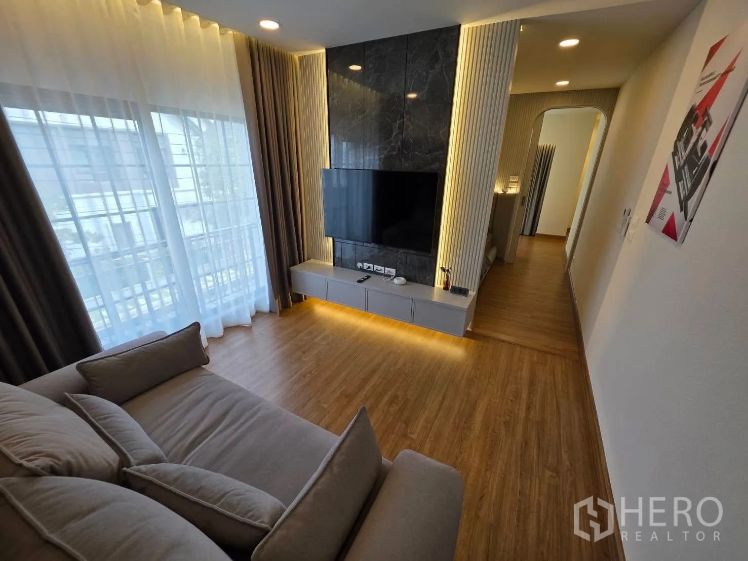 独栋房屋 for rent or sale in Bang Phli, Samut Prakan - 楼上起居室，设沙发、电视墙与轻薄窗帘。
