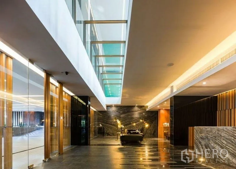 公寓 出租或出售在Watthana, Bangkok - 挑高大堂，玻璃走道与大理石装饰。
