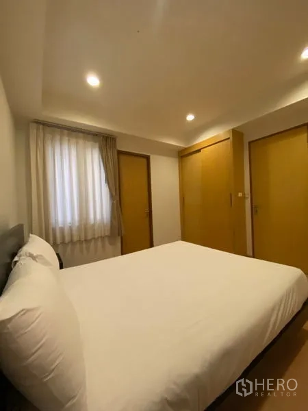 คอนโด ให้เช่าในWatthana, Bangkok - ห้องนอนที่สอง เตียงคู่ ตู้เสื้อผ้าบิลท์อิน และไฟดาวน์ไลท์นุ่มนวล