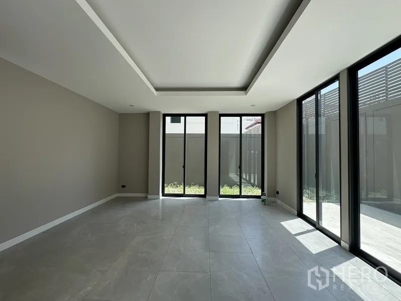 家庭办公室 for rent or sale in Suan Luang, Bangkok - 采光良好房间，环绕式玻璃门通向小花园。