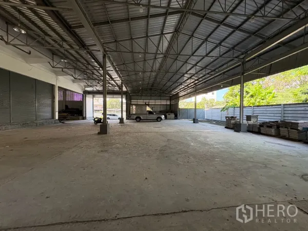 Warehouse for rent in Bang Na, Bangkok - Another angle of the covered loading bay and yard space.