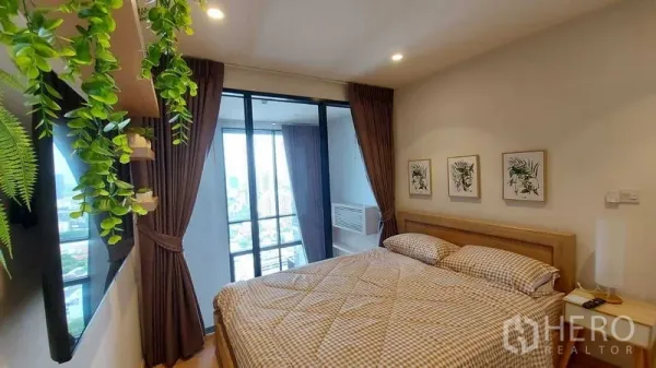 公寓 出租在Watthana, Bangkok - 明亮卧室，配大床，落地窗与阳台，可眺望城市景观