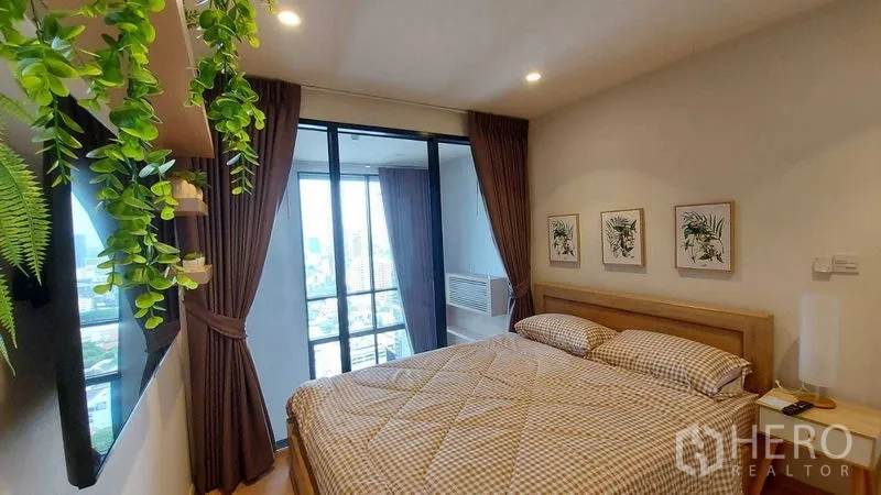 公寓 出租在Watthana, Bangkok - 明亮卧室，配大床，落地窗与阳台，可眺望城市景观