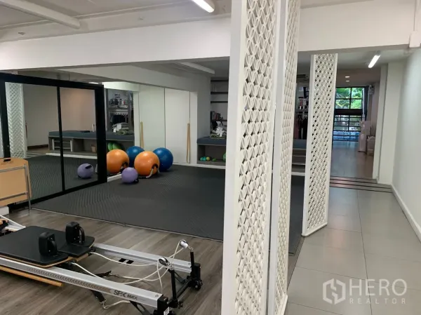 店屋 出租在Watthana, Bangkok - 健身区，落地镜、滑门与多功能健身球及防滑地垫
