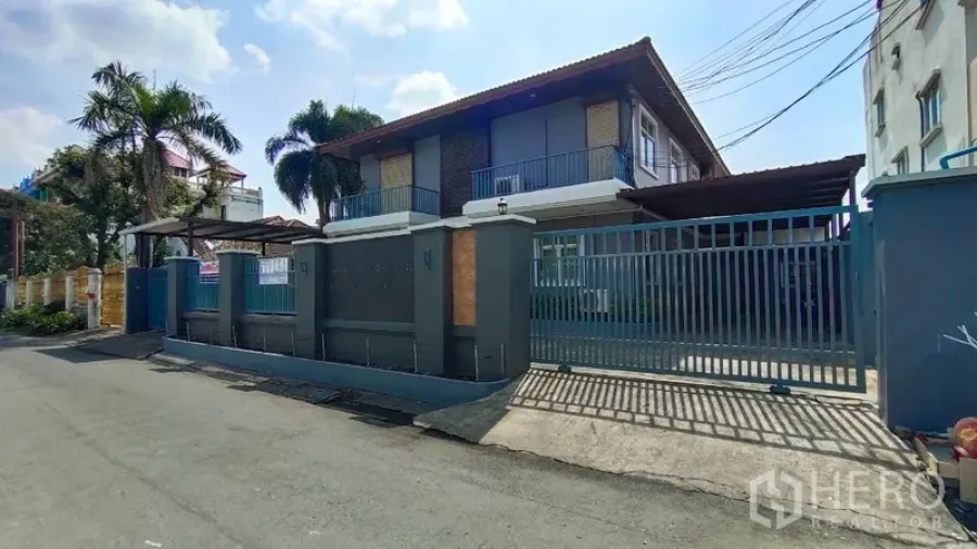 带办公室的家 出租在Huai Khwang, Bangkok - 曼谷 Huai Khwang 区安静小街上的两层家用办公楼，带滑动金属大门和车棚
