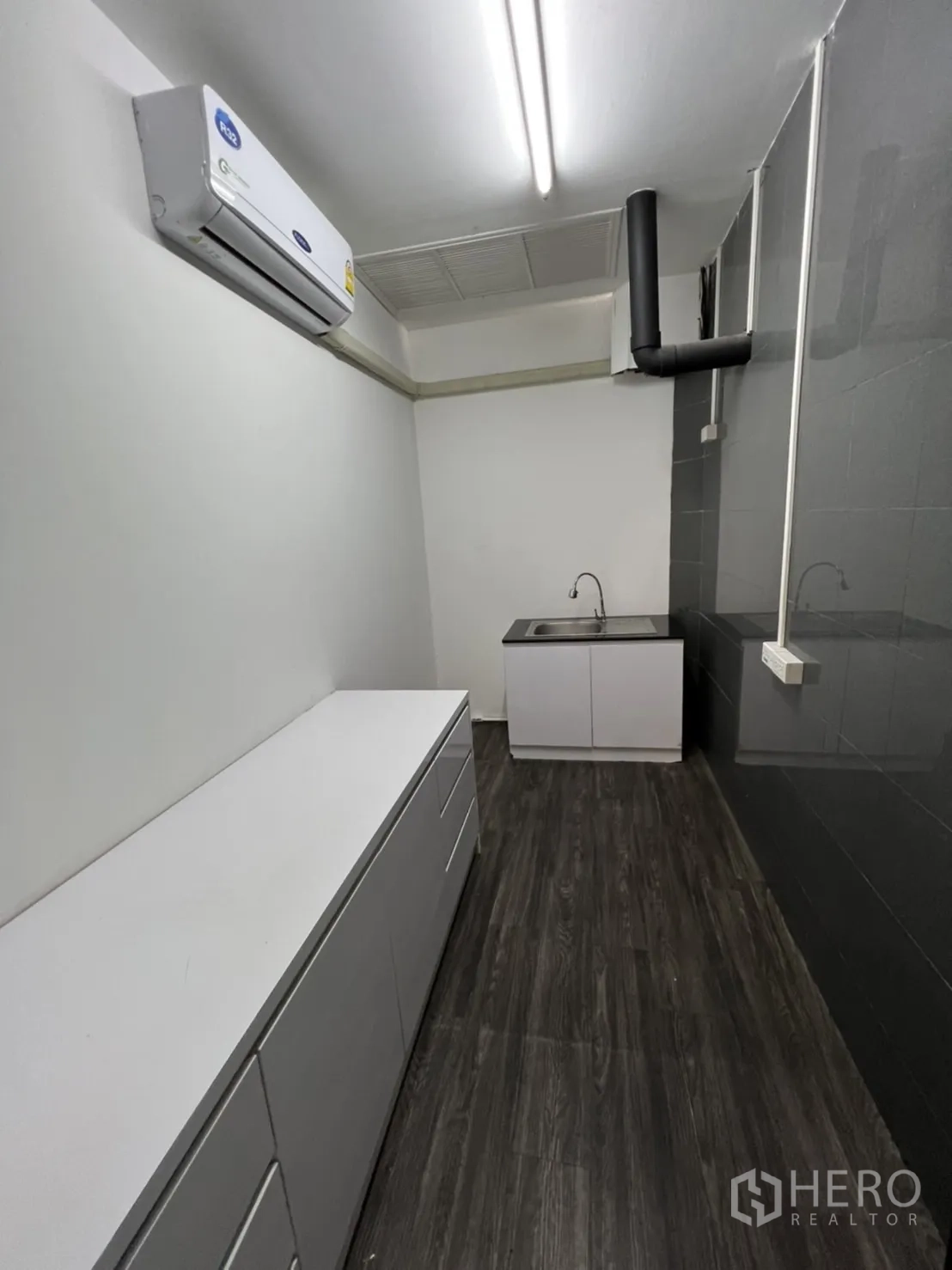 Retail Space for rent in Sathon, Bangkok - Pantry with countertops, sink, extractor and air-conditioner.